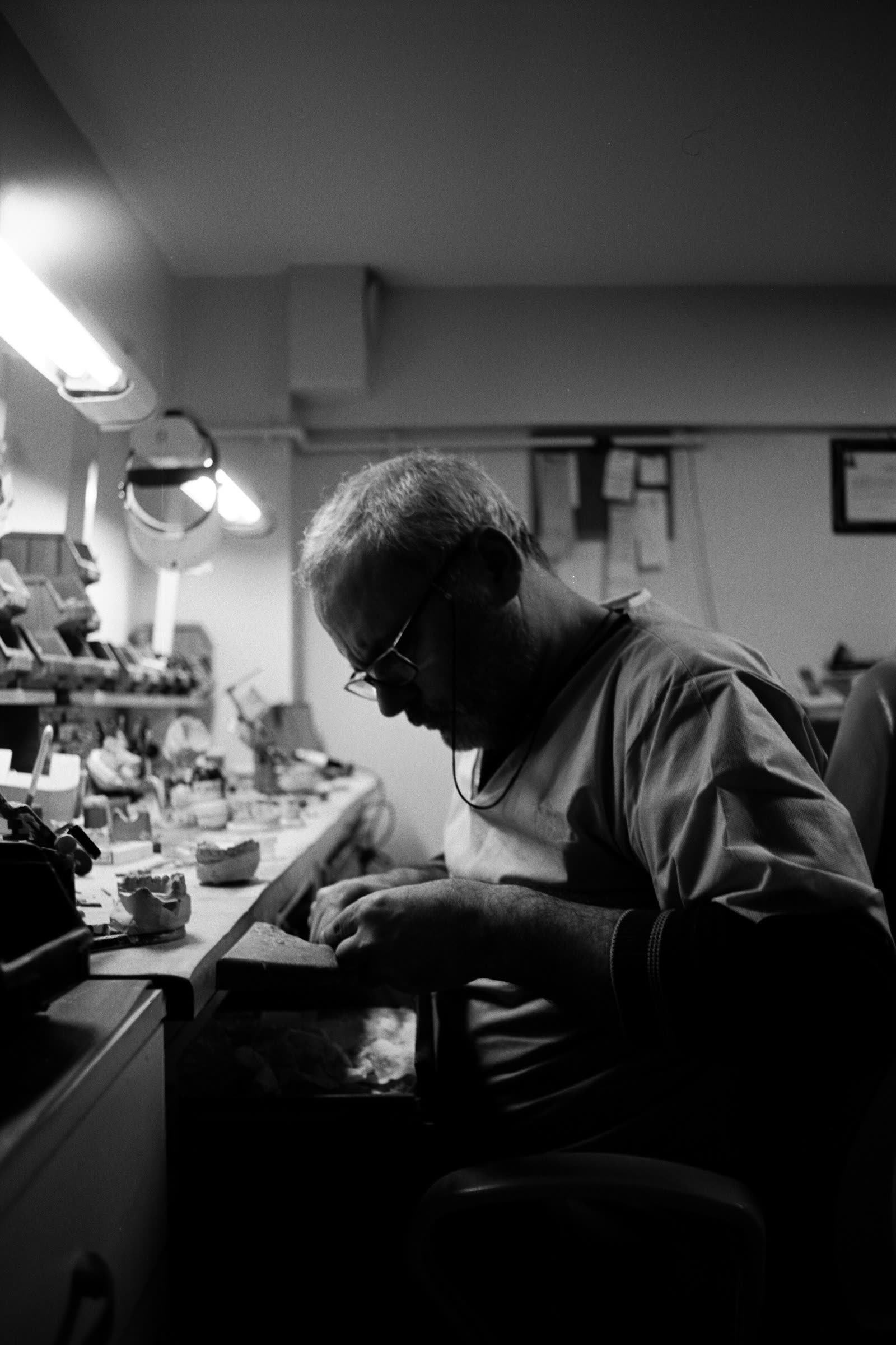 Prothésiste au travail
